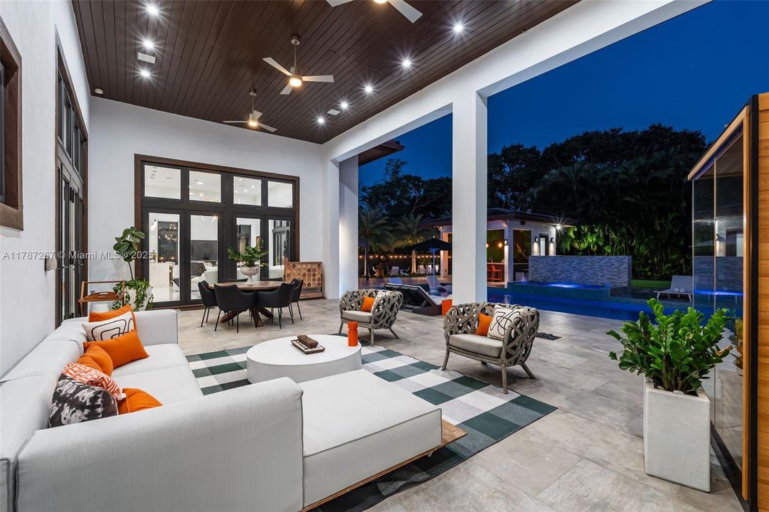 Recently Sold: $4,299,000 (6 beds, 7 baths, 6124 Square Feet)