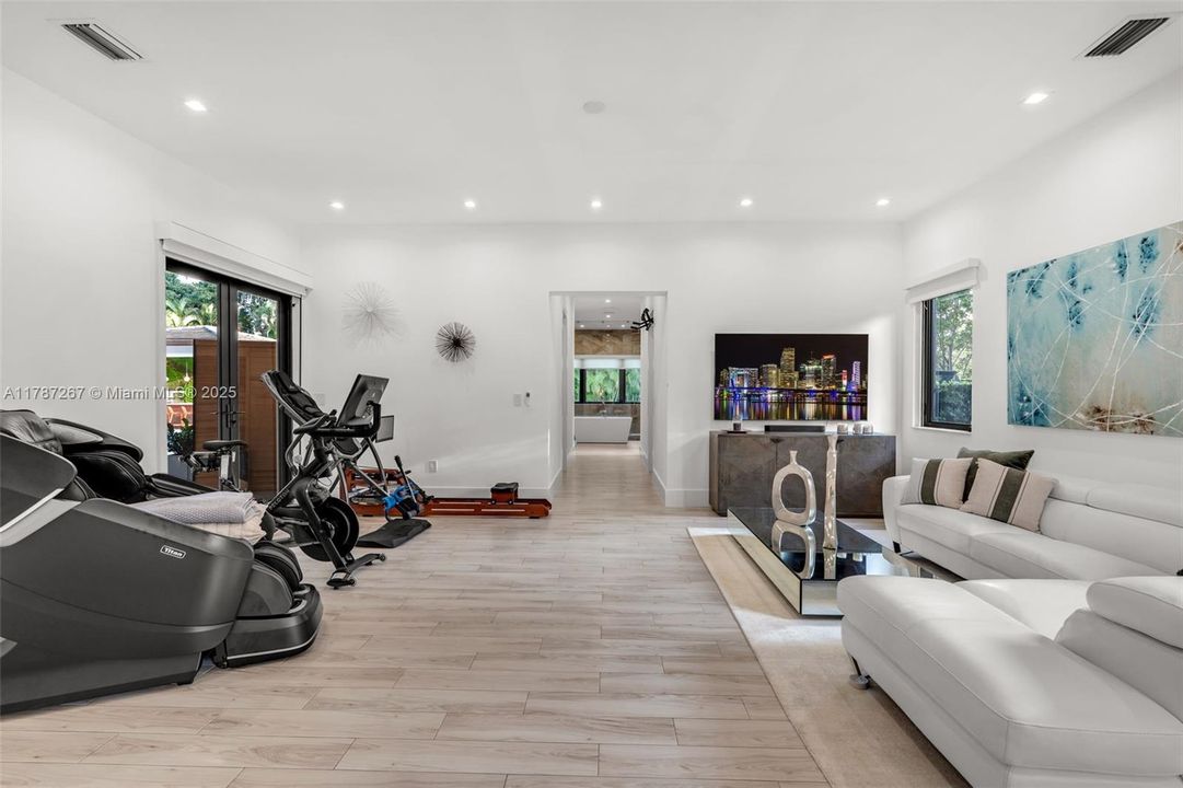 Recently Sold: $4,299,000 (6 beds, 7 baths, 6124 Square Feet)