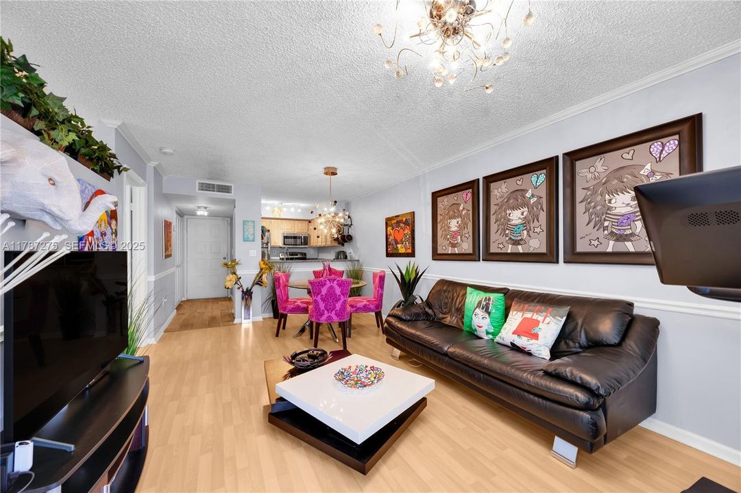 For Sale: $389,000 (1 beds, 1 baths, 620 Square Feet)