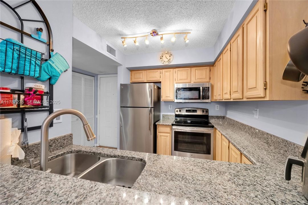 For Sale: $389,000 (1 beds, 1 baths, 620 Square Feet)