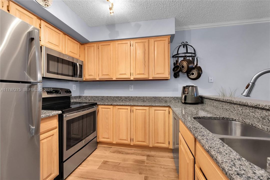 For Sale: $389,000 (1 beds, 1 baths, 620 Square Feet)