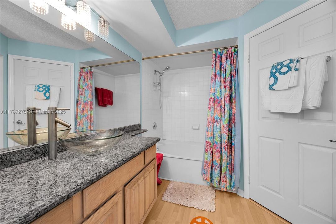 For Sale: $389,000 (1 beds, 1 baths, 620 Square Feet)