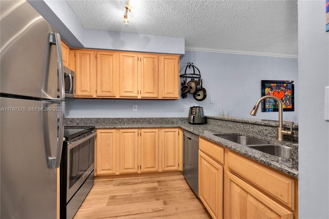For Sale: $389,000 (1 beds, 1 baths, 620 Square Feet)