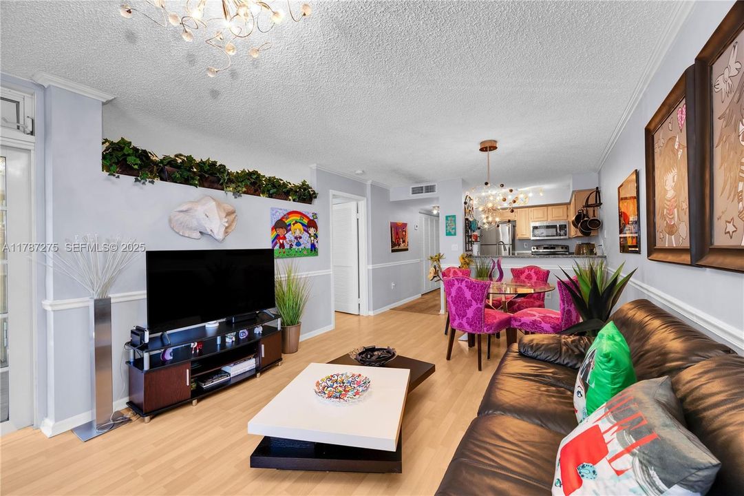 For Sale: $389,000 (1 beds, 1 baths, 620 Square Feet)