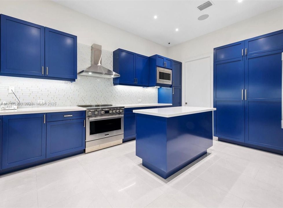 For Sale: $4,950,000 (6 beds, 5 baths, 4479 Square Feet)