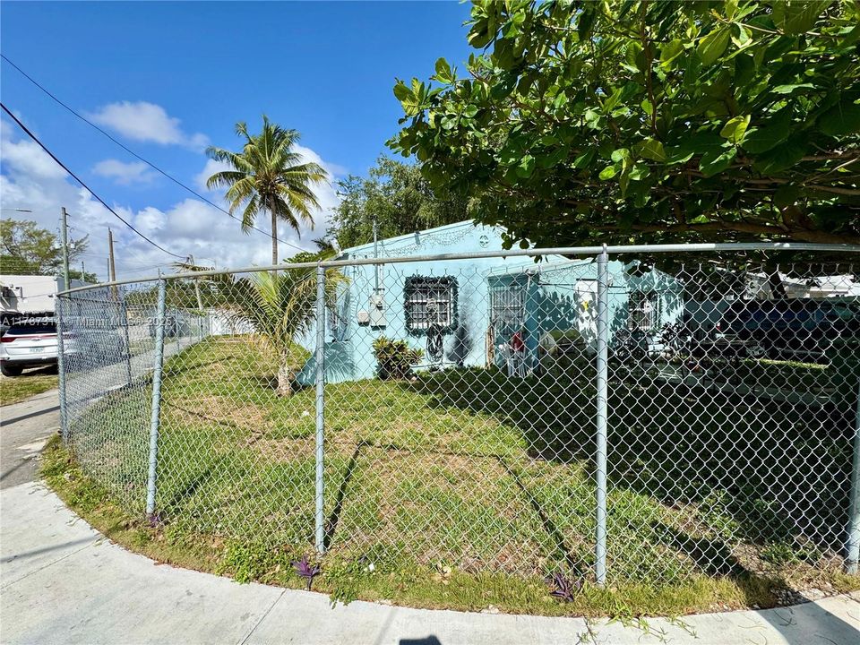 For Sale: $550,000 (4 beds, 3 baths, 1768 Square Feet)