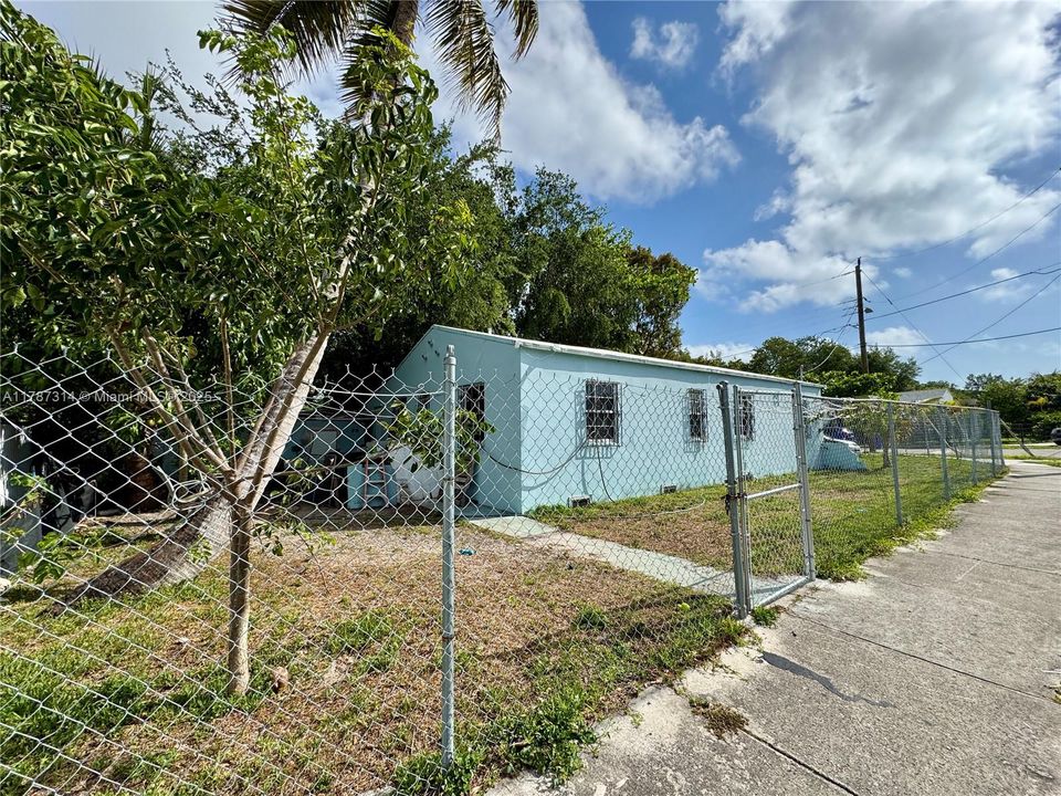 For Sale: $550,000 (4 beds, 3 baths, 1768 Square Feet)