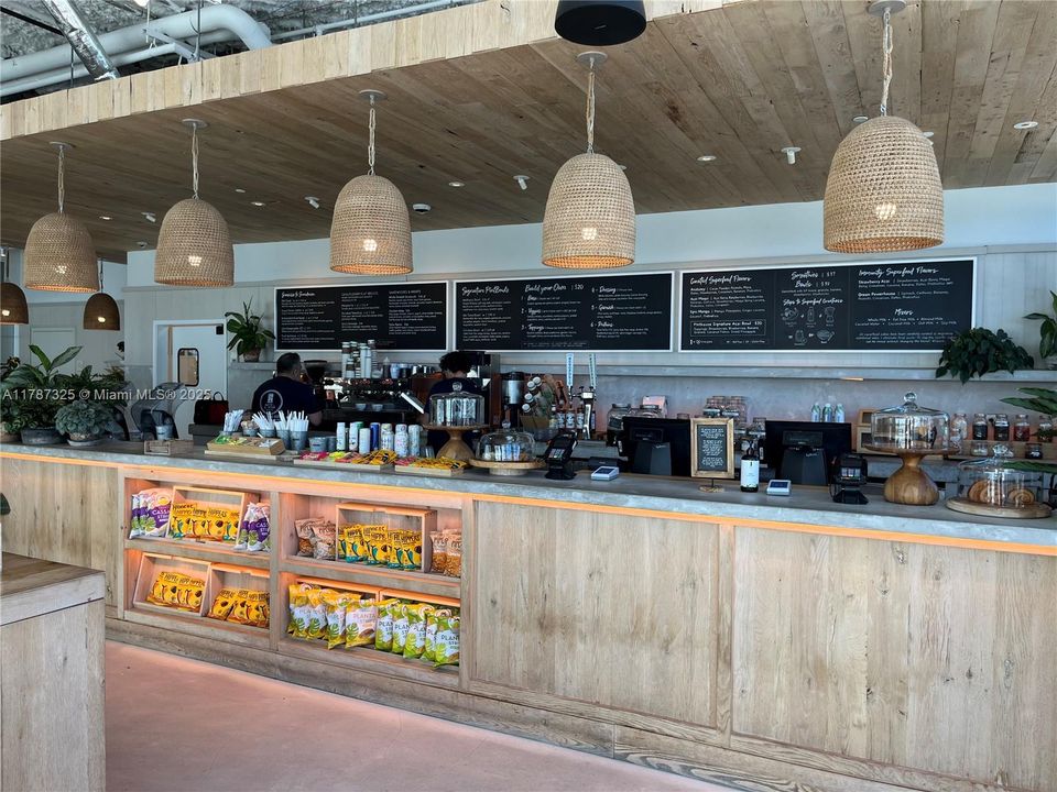 For Sale: $800,000 (1 beds, 1 baths, 760 Square Feet)