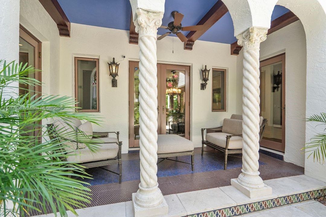 最近售出: $3,650,000 (4 贝兹, 3 浴室, 3982 平方英尺)