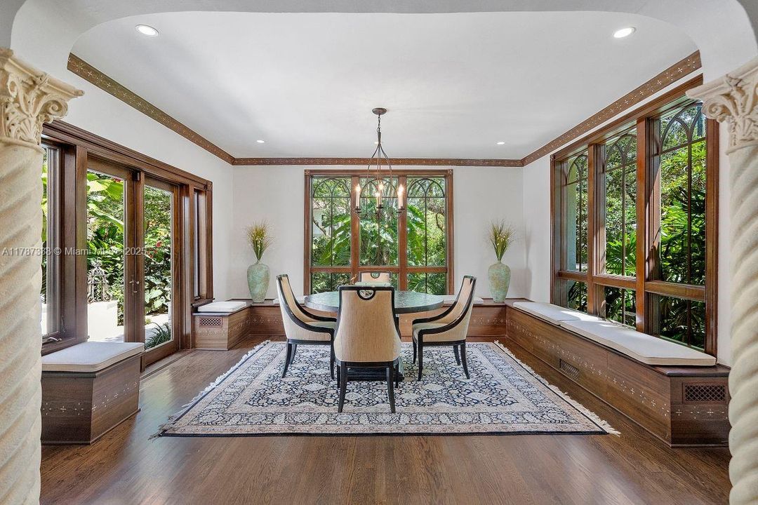 最近售出: $3,650,000 (4 贝兹, 3 浴室, 3982 平方英尺)