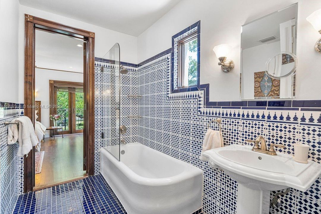 最近售出: $3,650,000 (4 贝兹, 3 浴室, 3982 平方英尺)