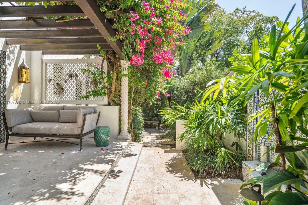 最近售出: $3,650,000 (4 贝兹, 3 浴室, 3982 平方英尺)