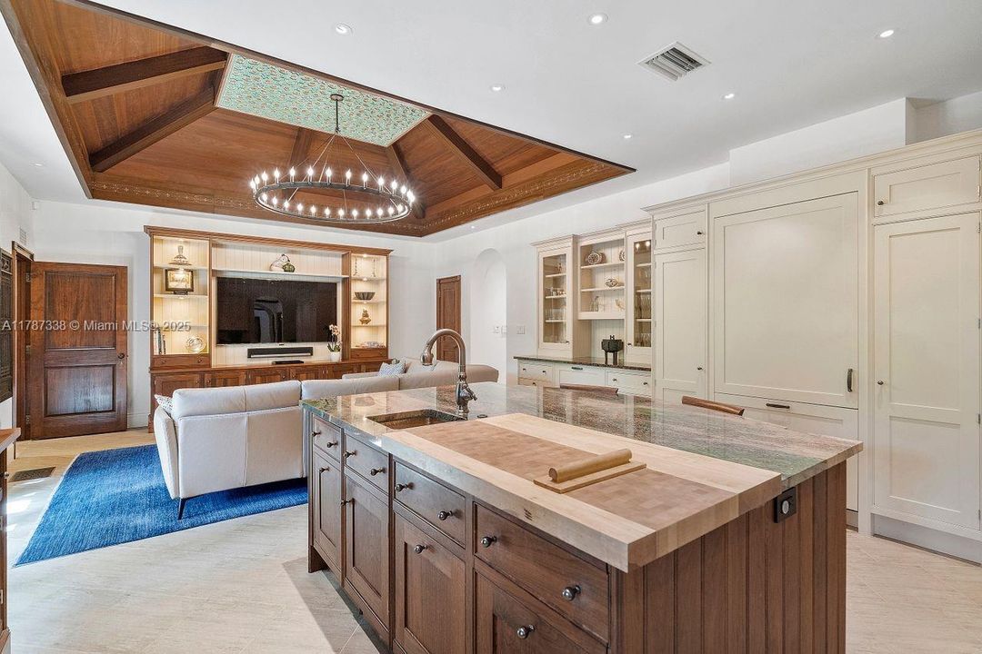 最近售出: $3,650,000 (4 贝兹, 3 浴室, 3982 平方英尺)