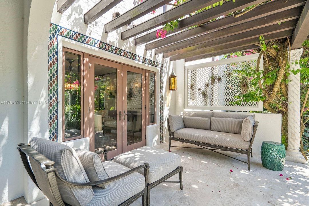 最近售出: $3,650,000 (4 贝兹, 3 浴室, 3982 平方英尺)