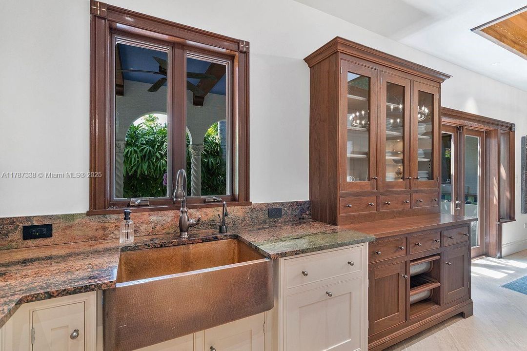 最近售出: $3,650,000 (4 贝兹, 3 浴室, 3982 平方英尺)