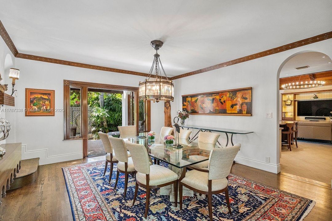 最近售出: $3,650,000 (4 贝兹, 3 浴室, 3982 平方英尺)