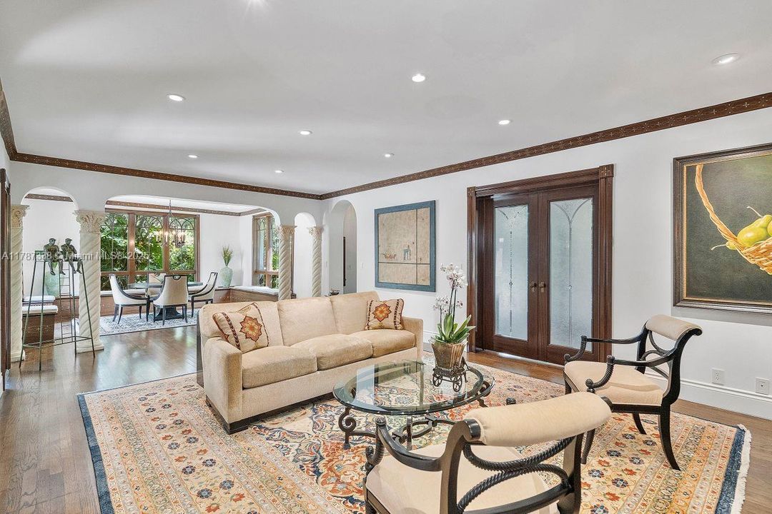 最近售出: $3,650,000 (4 贝兹, 3 浴室, 3982 平方英尺)