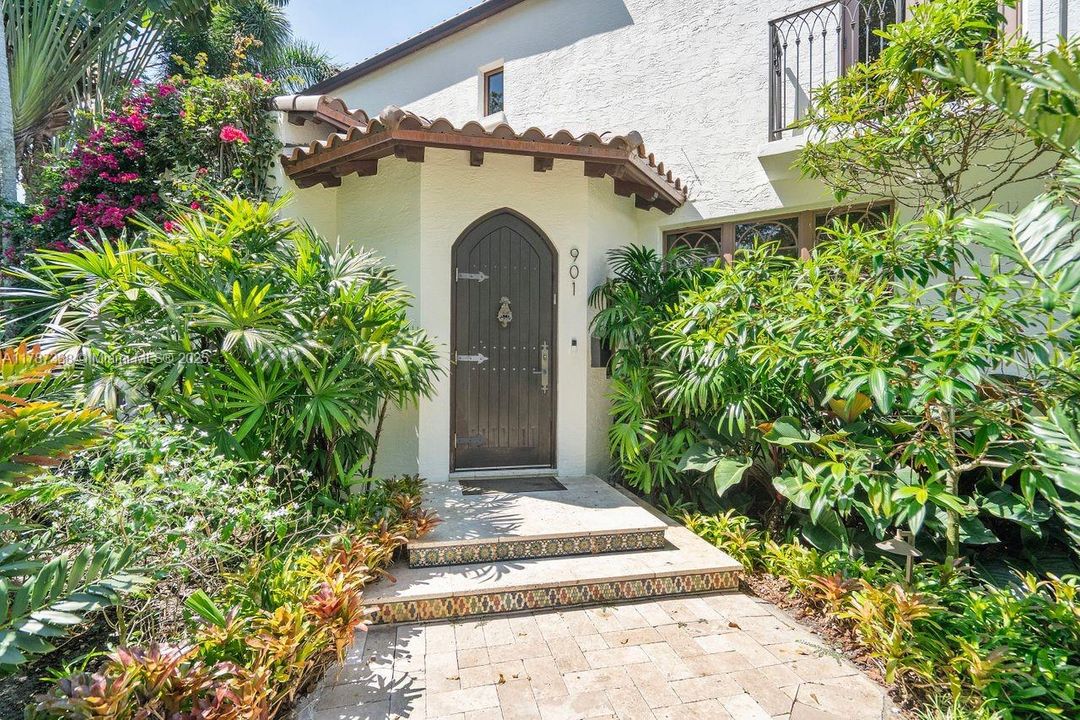 最近售出: $3,650,000 (4 贝兹, 3 浴室, 3982 平方英尺)