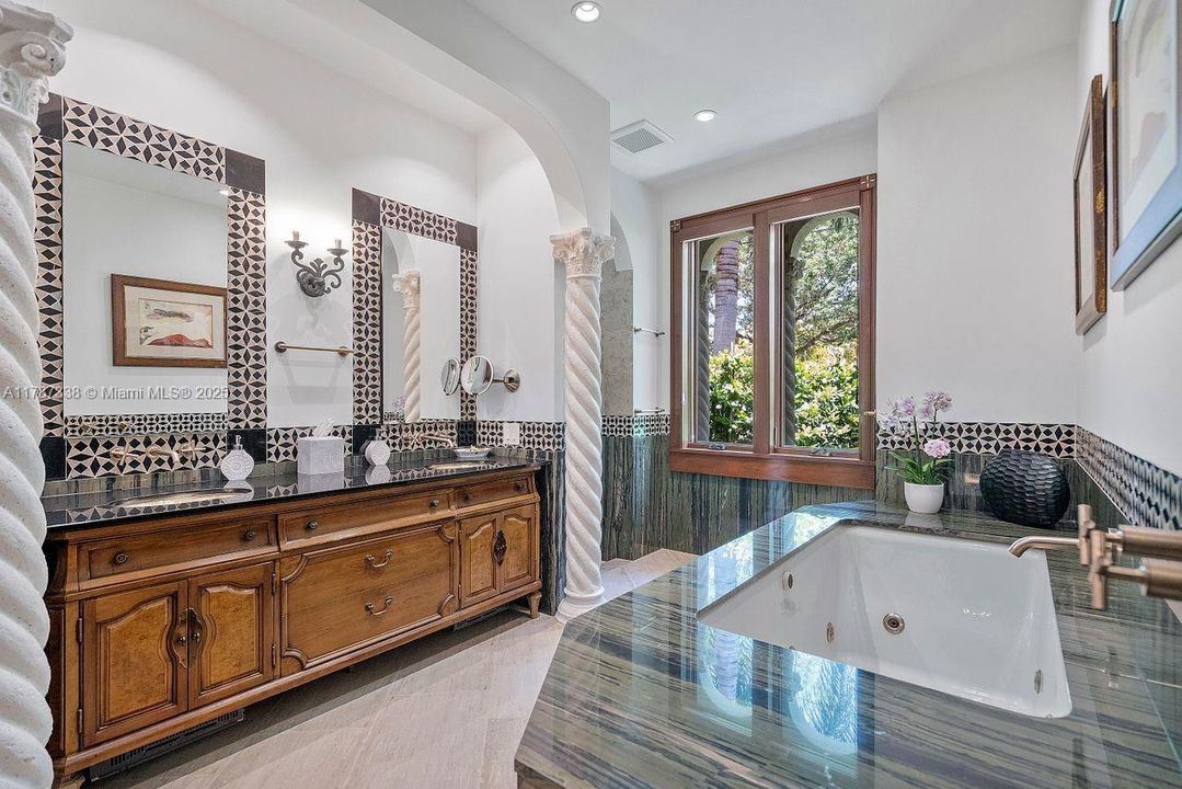 最近售出: $3,650,000 (4 贝兹, 3 浴室, 3982 平方英尺)