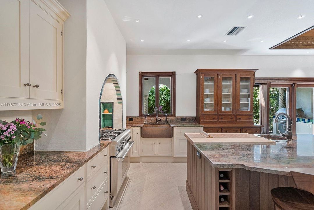 最近售出: $3,650,000 (4 贝兹, 3 浴室, 3982 平方英尺)