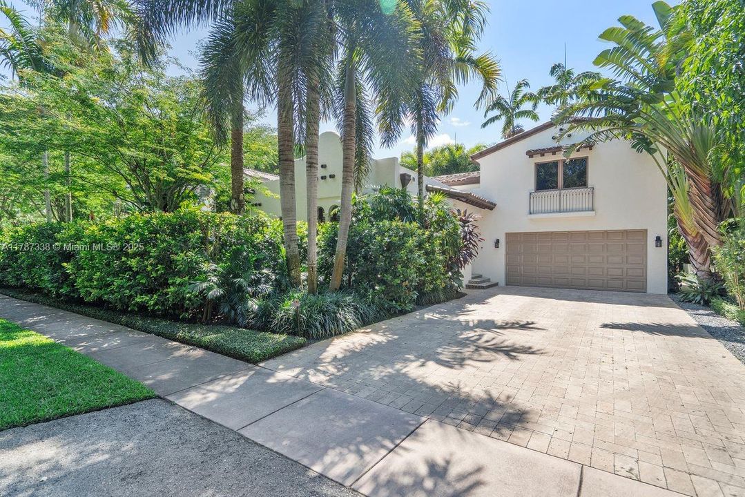 最近售出: $3,650,000 (4 贝兹, 3 浴室, 3982 平方英尺)