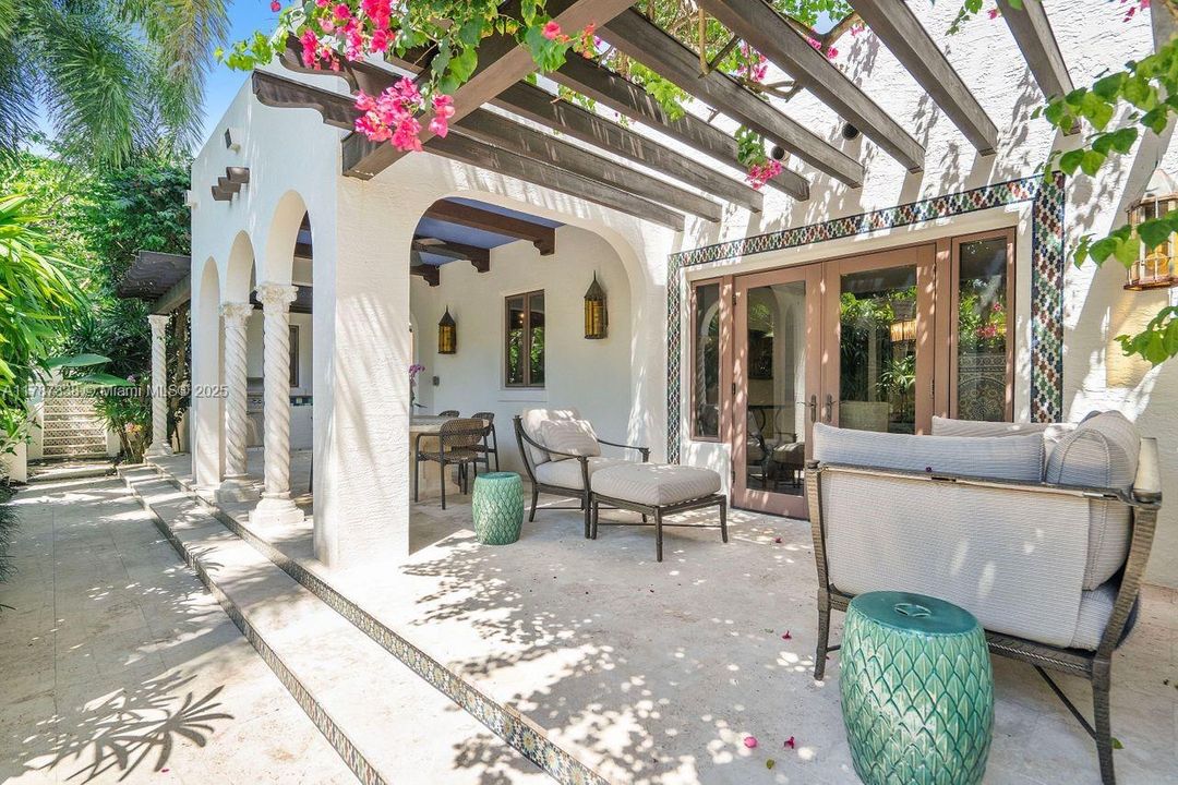 最近售出: $3,650,000 (4 贝兹, 3 浴室, 3982 平方英尺)