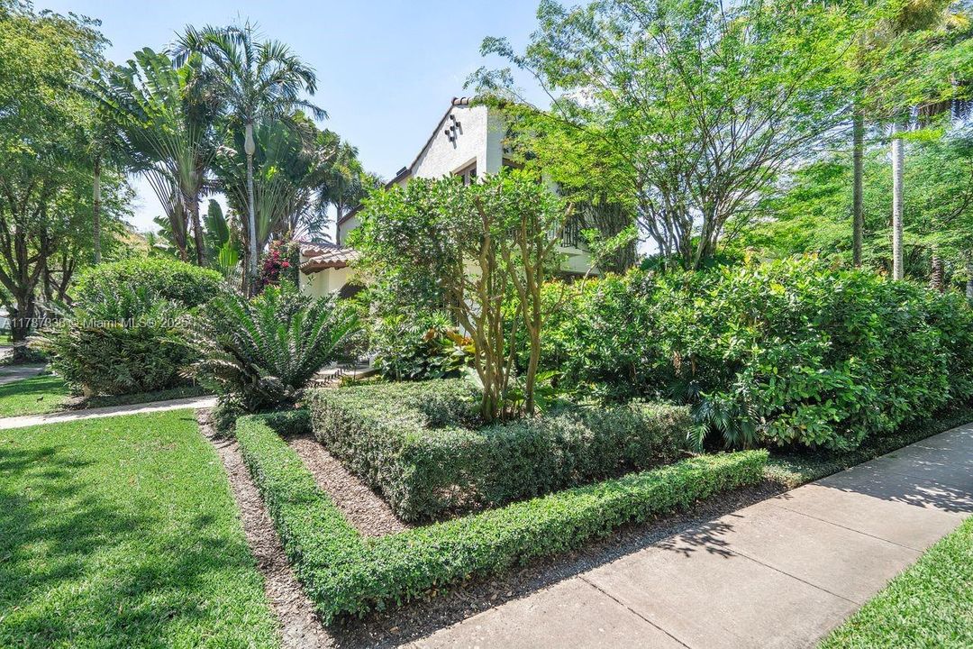 最近售出: $3,650,000 (4 贝兹, 3 浴室, 3982 平方英尺)