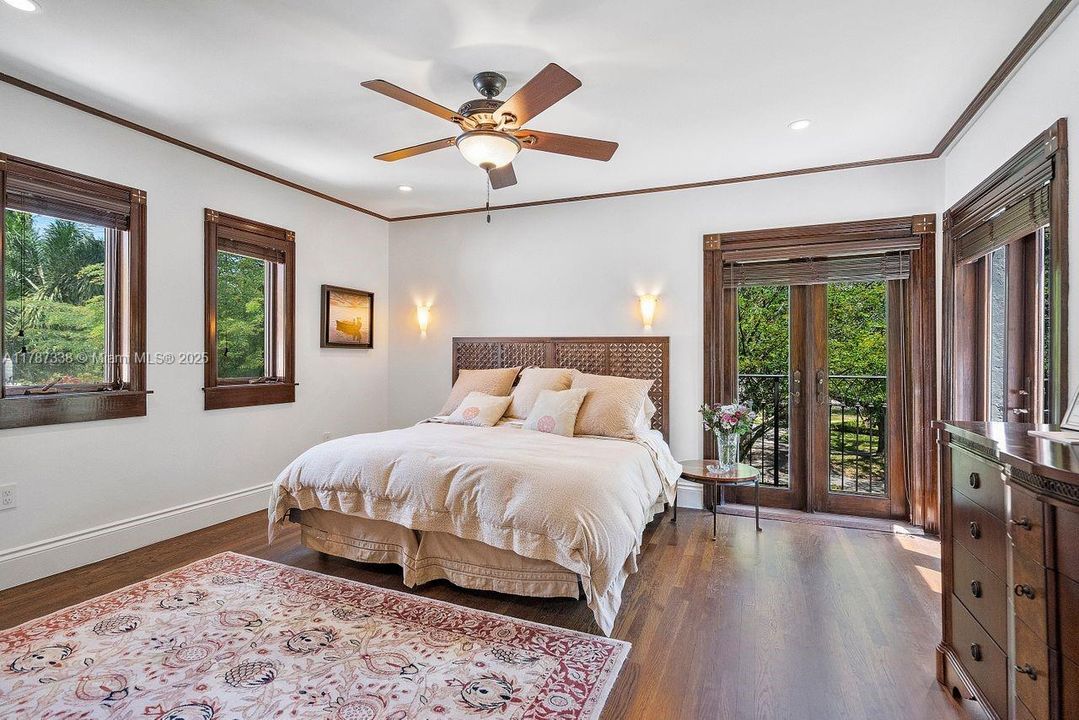 最近售出: $3,650,000 (4 贝兹, 3 浴室, 3982 平方英尺)