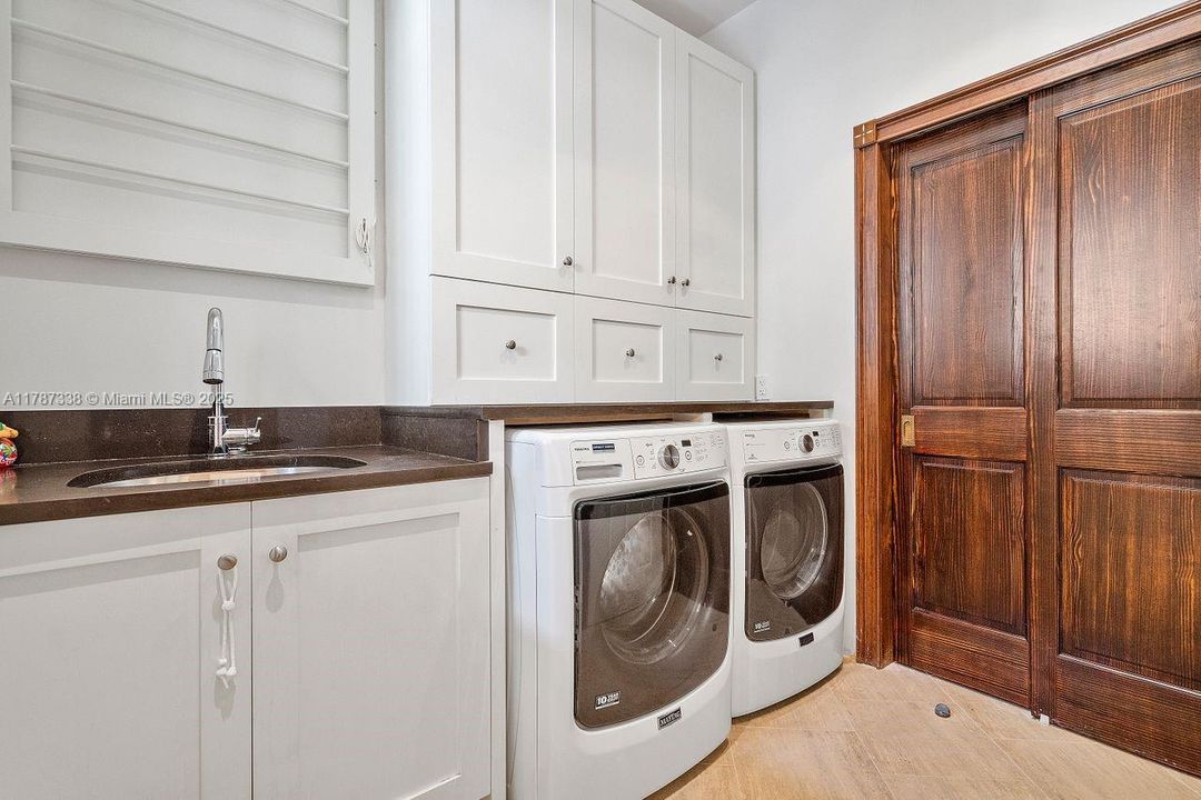 最近售出: $3,650,000 (4 贝兹, 3 浴室, 3982 平方英尺)