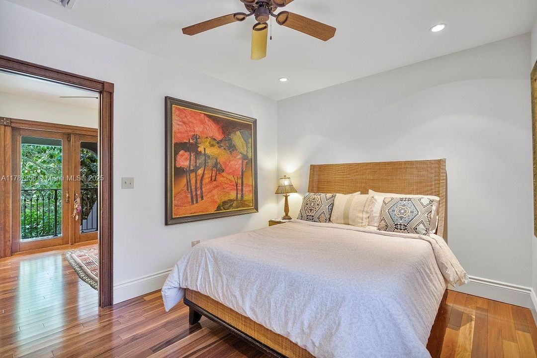 最近售出: $3,650,000 (4 贝兹, 3 浴室, 3982 平方英尺)