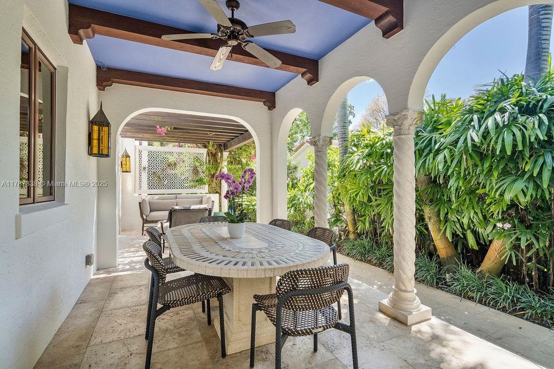 最近售出: $3,650,000 (4 贝兹, 3 浴室, 3982 平方英尺)