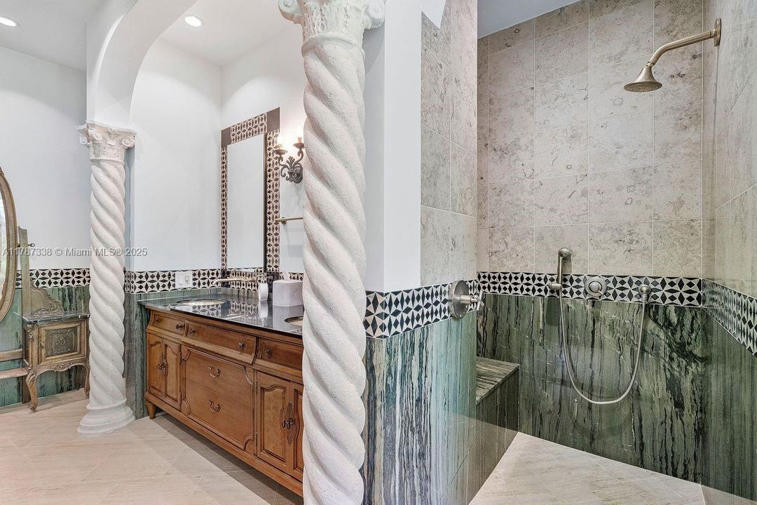 最近售出: $3,650,000 (4 贝兹, 3 浴室, 3982 平方英尺)