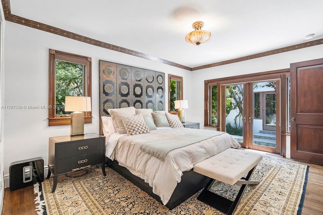 最近售出: $3,650,000 (4 贝兹, 3 浴室, 3982 平方英尺)