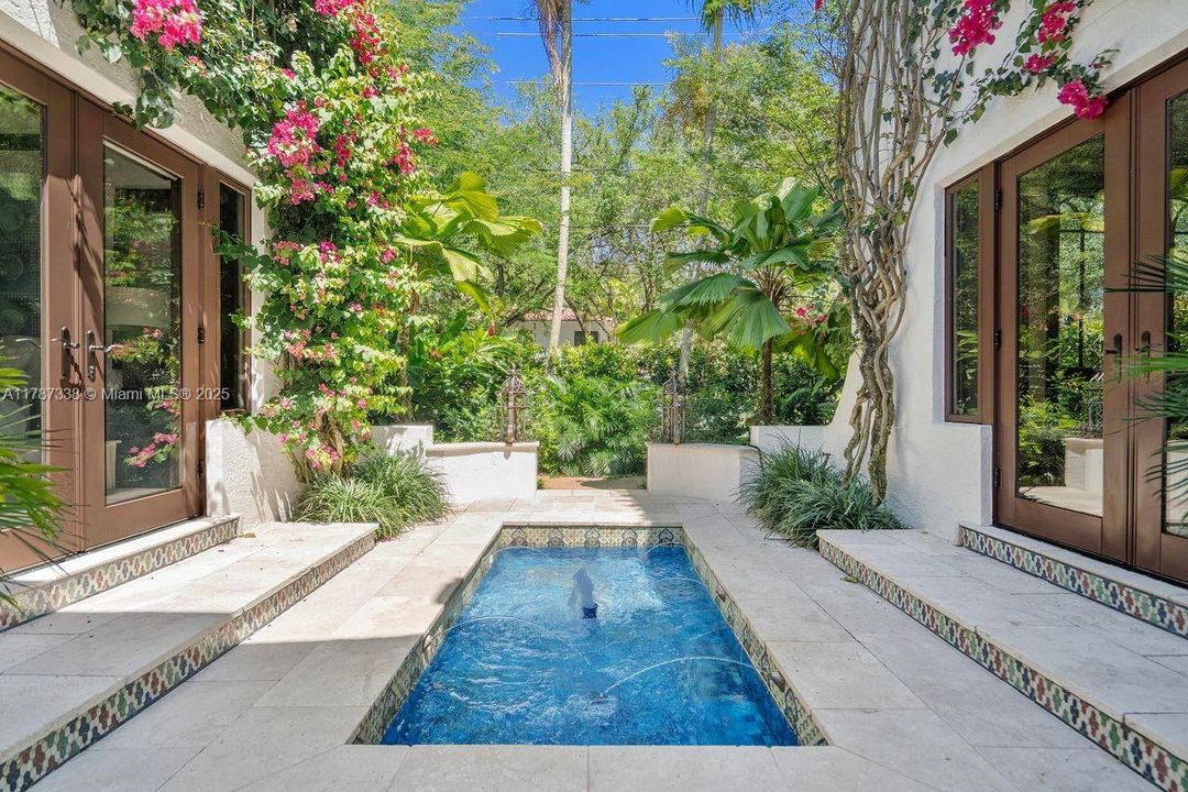 最近售出: $3,650,000 (4 贝兹, 3 浴室, 3982 平方英尺)