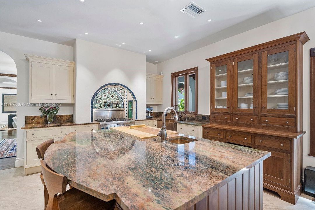 最近售出: $3,650,000 (4 贝兹, 3 浴室, 3982 平方英尺)