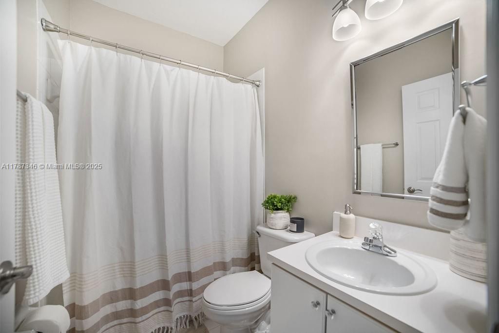 Недавно арендовано: $3,400 (3 спален, 2 ванн, 1739 Квадратных фут)