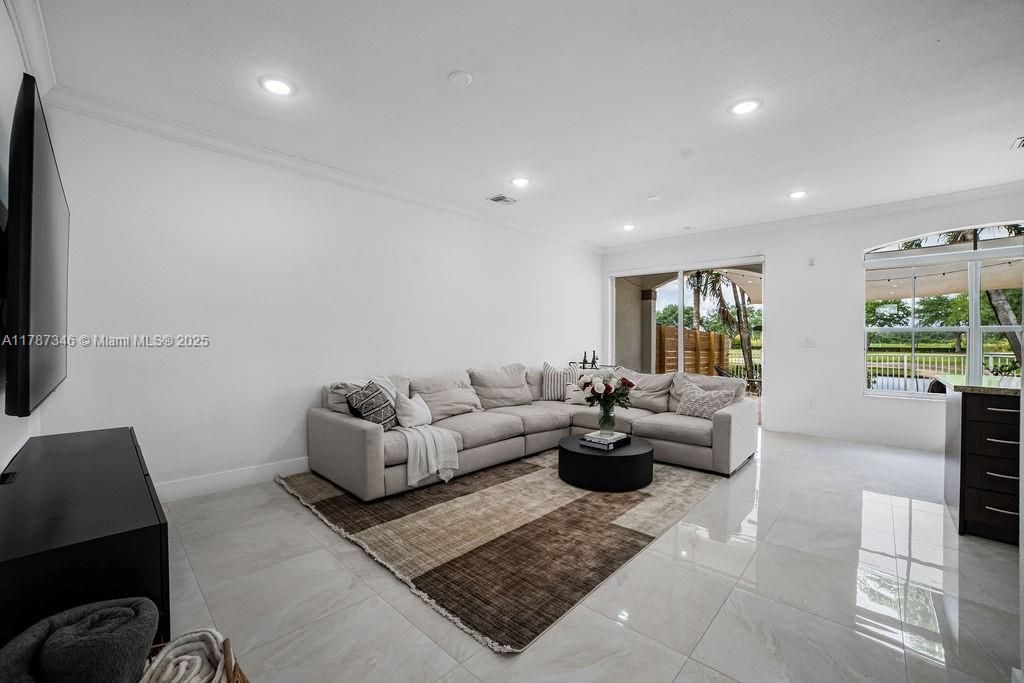 Недавно арендовано: $3,400 (3 спален, 2 ванн, 1739 Квадратных фут)