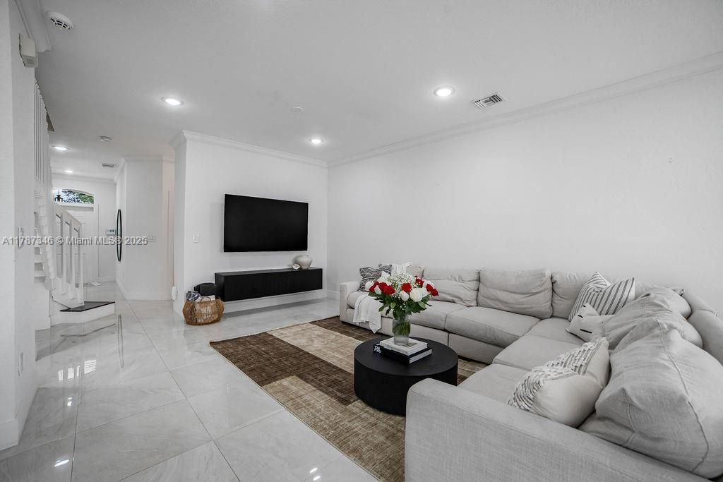 Недавно арендовано: $3,400 (3 спален, 2 ванн, 1739 Квадратных фут)