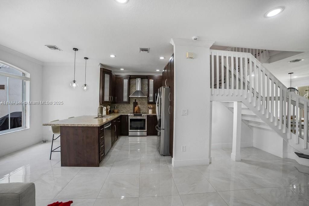 Недавно арендовано: $3,400 (3 спален, 2 ванн, 1739 Квадратных фут)