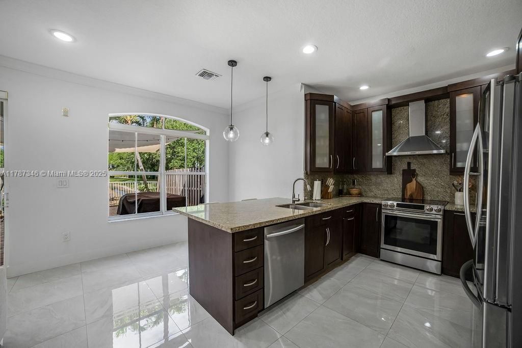 Недавно арендовано: $3,400 (3 спален, 2 ванн, 1739 Квадратных фут)