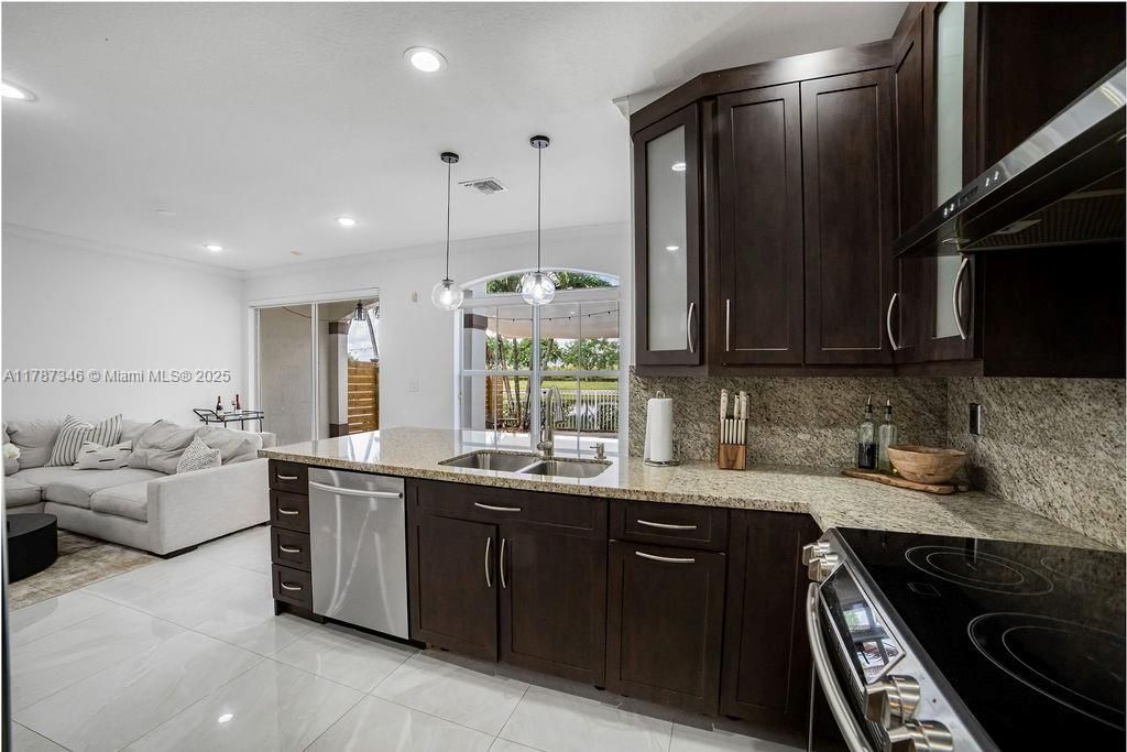 Недавно арендовано: $3,400 (3 спален, 2 ванн, 1739 Квадратных фут)