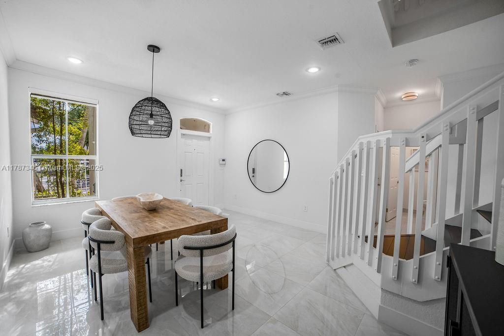 Недавно арендовано: $3,400 (3 спален, 2 ванн, 1739 Квадратных фут)