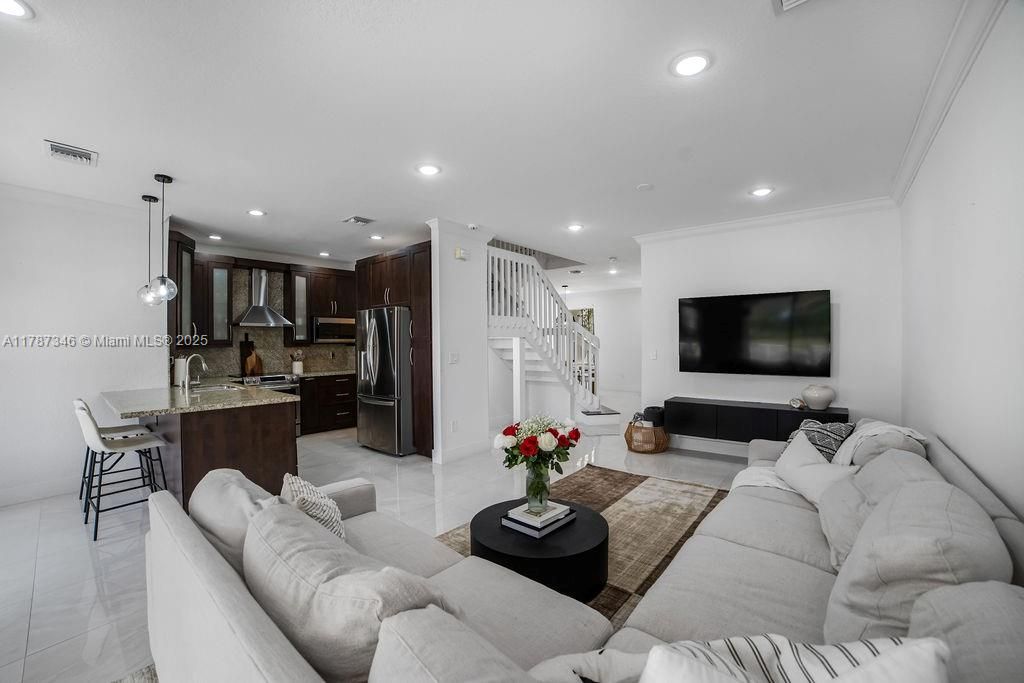 Недавно арендовано: $3,400 (3 спален, 2 ванн, 1739 Квадратных фут)