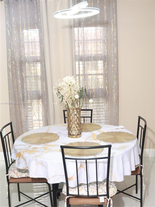 出租: $2,200 (2 贝兹, 2 浴室, 1290 平方英尺)