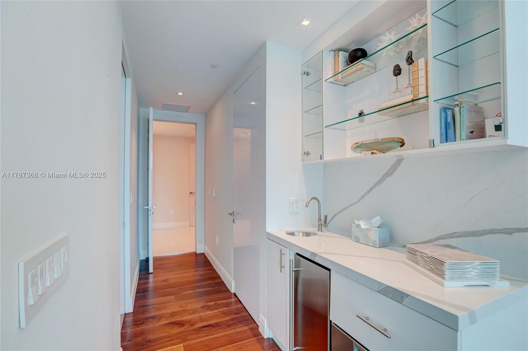 For Sale: $2,399,000 (3 beds, 3 baths, 2419 Square Feet)