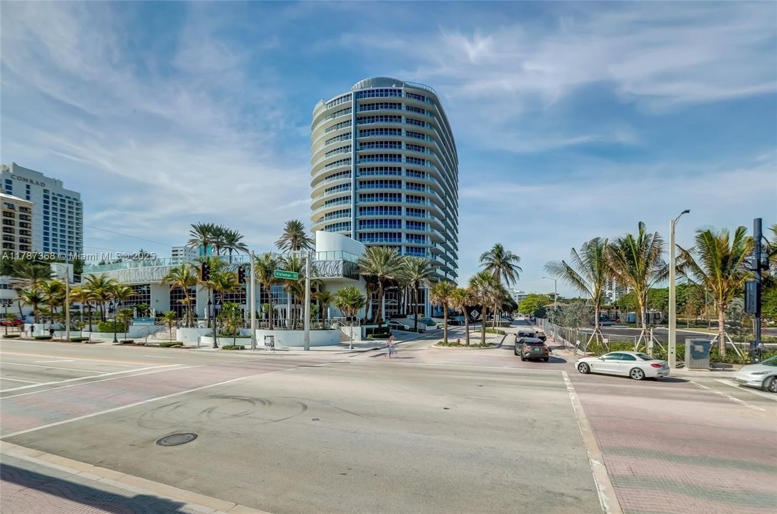 For Sale: $2,399,000 (3 beds, 3 baths, 2419 Square Feet)