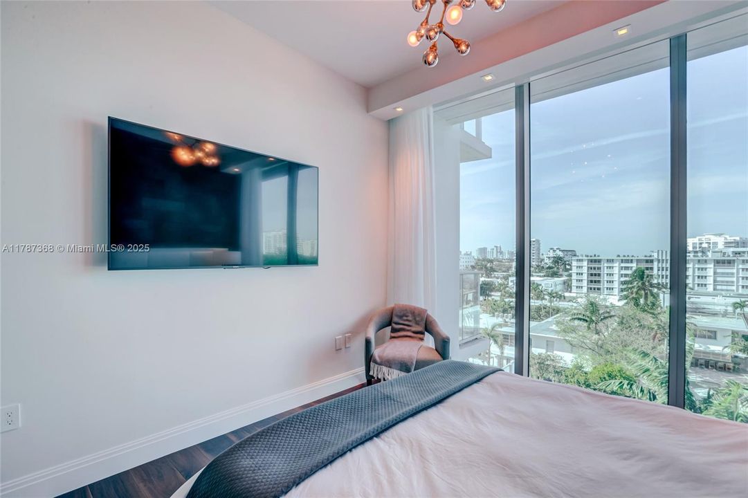 For Sale: $2,399,000 (3 beds, 3 baths, 2419 Square Feet)