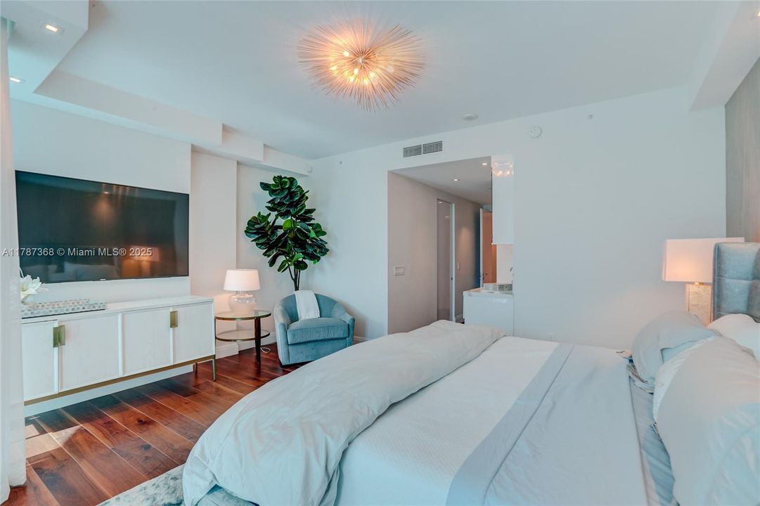 For Sale: $2,399,000 (3 beds, 3 baths, 2419 Square Feet)