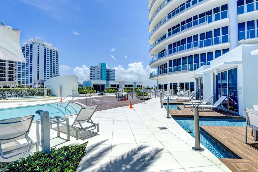 For Sale: $2,399,000 (3 beds, 3 baths, 2419 Square Feet)