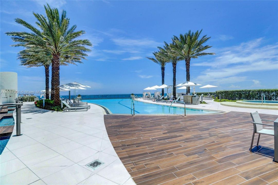 For Sale: $2,399,000 (3 beds, 3 baths, 2419 Square Feet)